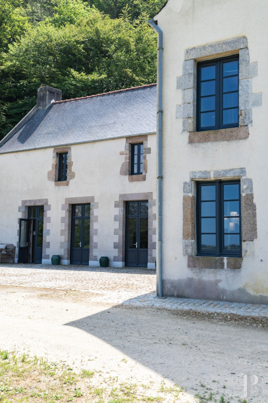 A set of two manor houses overlooks the Bay of Morlaix in Carantec on the north coast of Finistère - photo  n°11